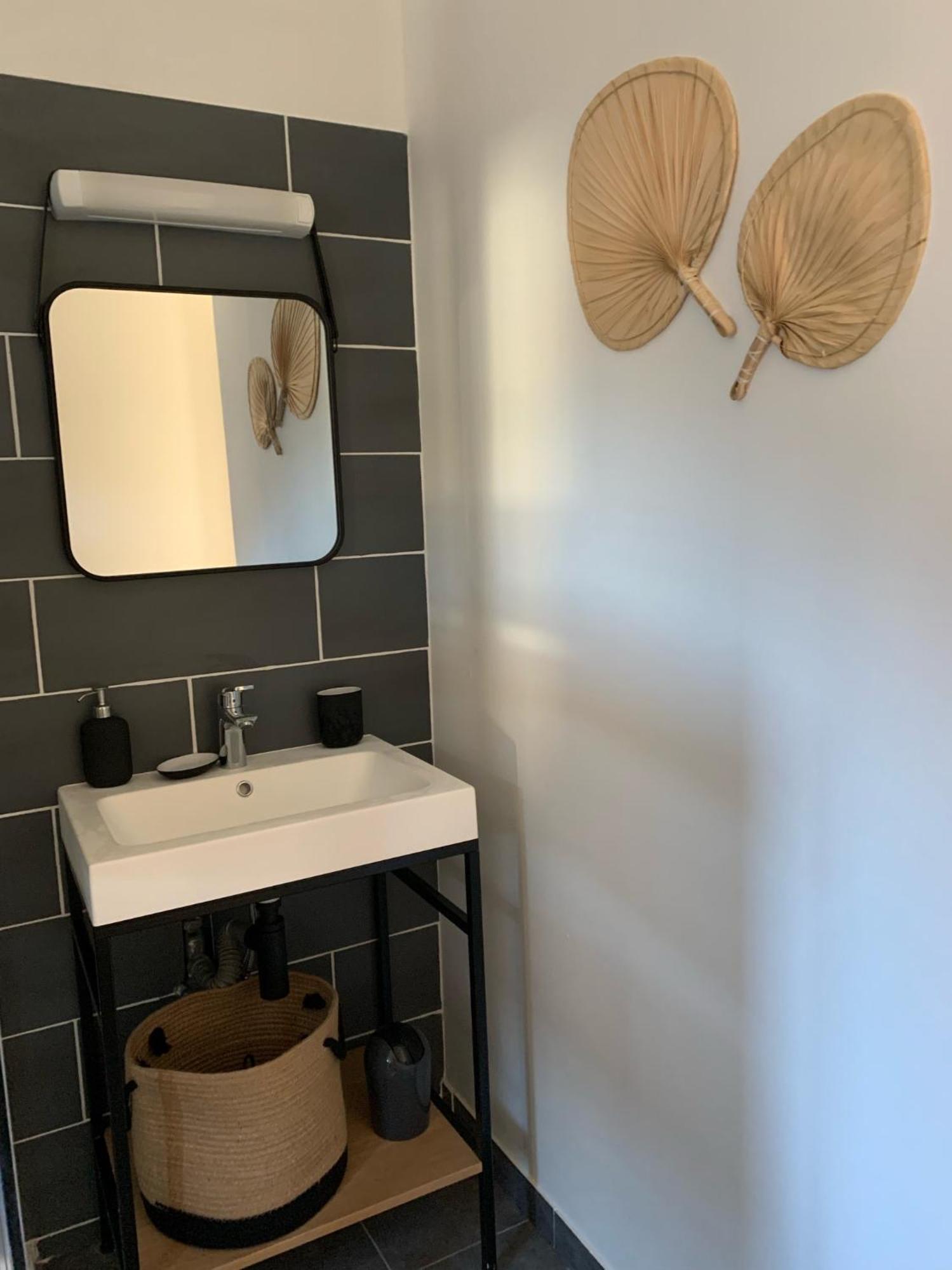 A Deux Pas De La Gare, La Maison Rouge Albertville Extérieur photo