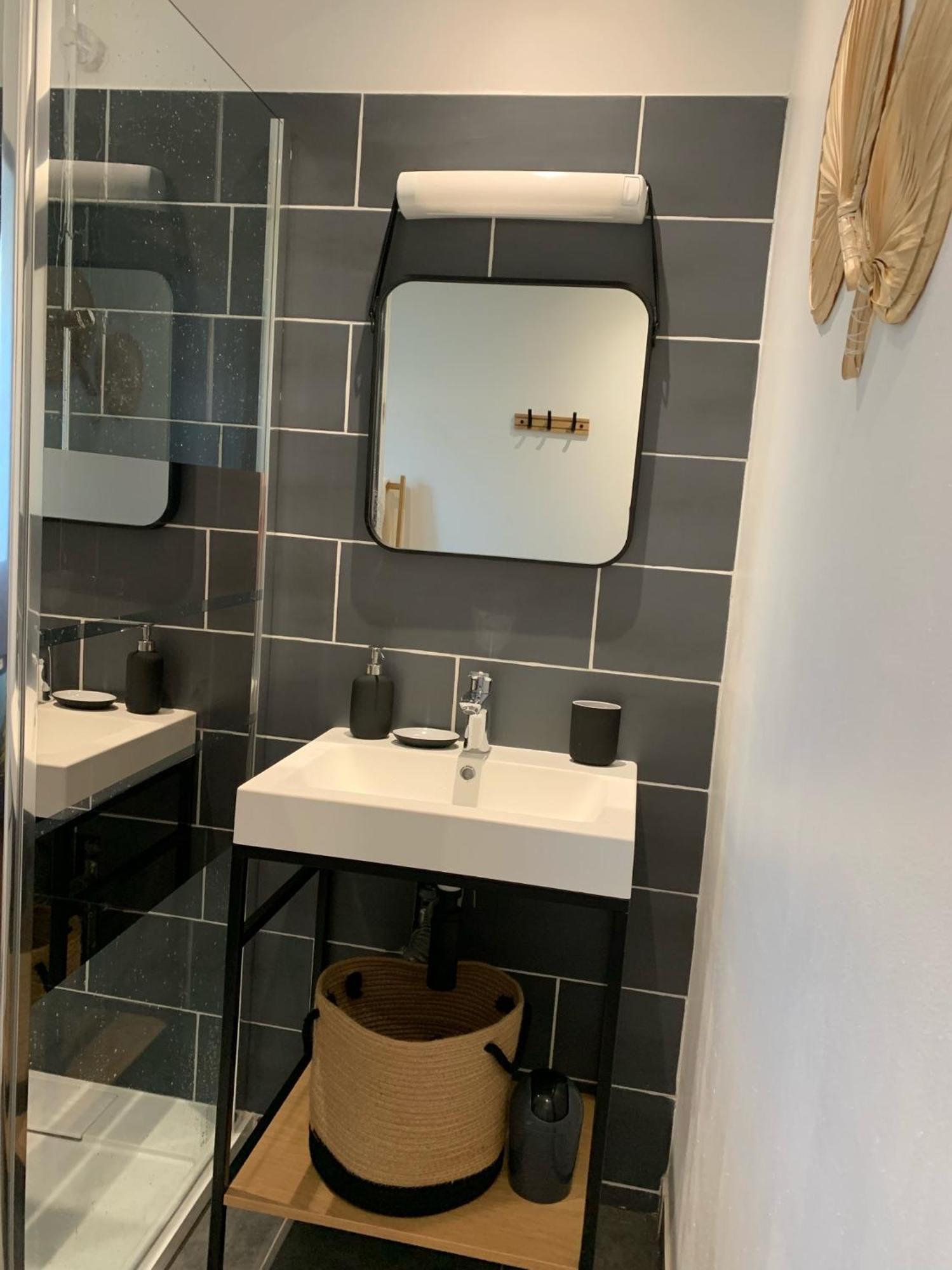 A Deux Pas De La Gare, La Maison Rouge Albertville Extérieur photo