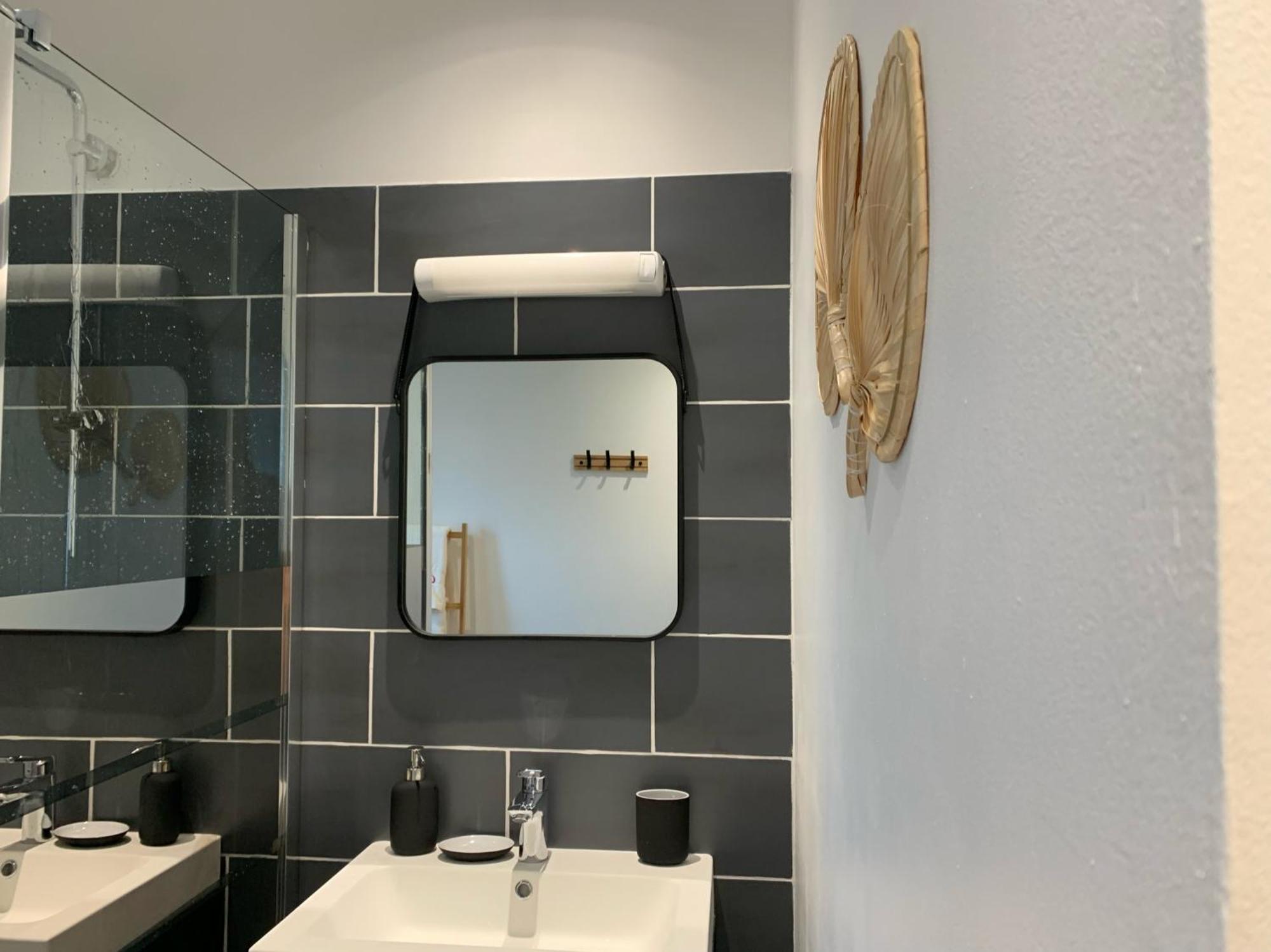 A Deux Pas De La Gare, La Maison Rouge Albertville Extérieur photo